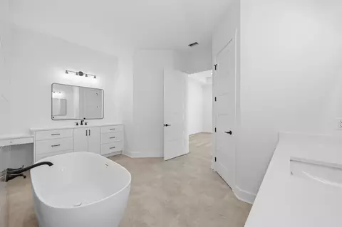 Bath - 7053 Star Dust Ln, Benton, AR 72019 photo 3 of 9