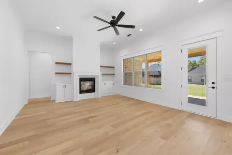 Living - 7053 Star Dust Ln, Benton, AR 72019 photo 4 of 6