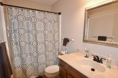 Bath - 1708 Riverview Dr, Malvern, AR 72104 photo 8 of 8