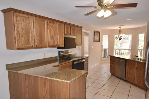Kitchen - 1708 Riverview Dr, Malvern, AR 72104 photo 2 of 4