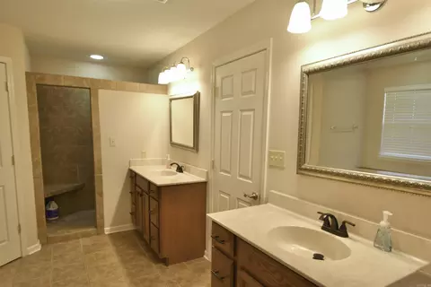 Bath - 1708 Riverview Dr, Malvern, AR 72104 photo 6 of 8