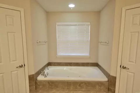 Bath - 1708 Riverview Dr, Malvern, AR 72104 photo 3 of 8