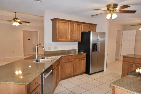 Kitchen - 1708 Riverview Dr, Malvern, AR 72104 photo 3 of 4