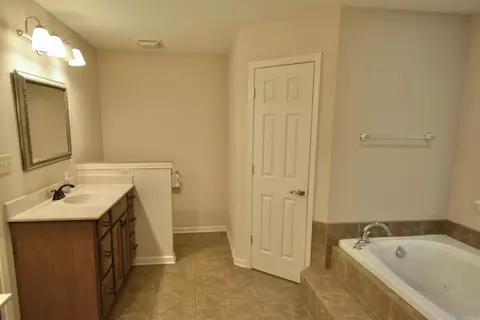 Bath - 1708 Riverview Dr, Malvern, AR 72104 photo 4 of 8