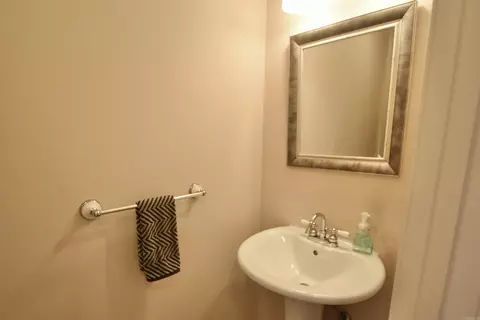 Bath - 1708 Riverview Dr, Malvern, AR 72104 photo 1 of 8