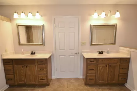 Bath - 1708 Riverview Dr, Malvern, AR 72104 photo 2 of 8