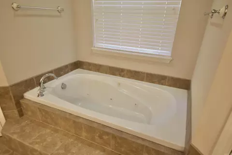 Bath - 1708 Riverview Dr, Malvern, AR 72104 photo 5 of 8