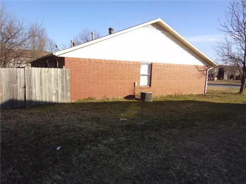 2106 E Ashlee Dr, Springdale, AR 72764 photo 2