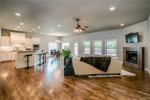 5703 S 60th Pl, Rogers, AR 72758 photo 2