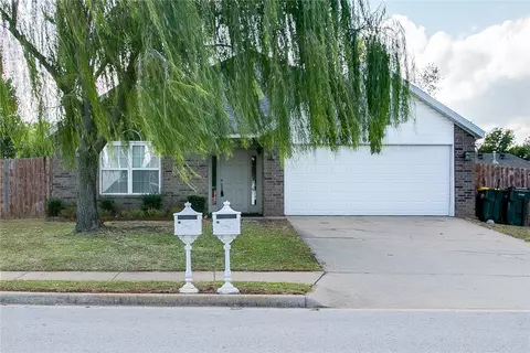 614 Emerald St, Lowell, AR 72745 photo 2