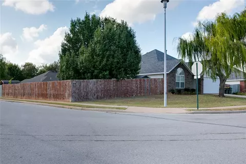 614 Emerald St, Lowell, AR 72745 photo 3