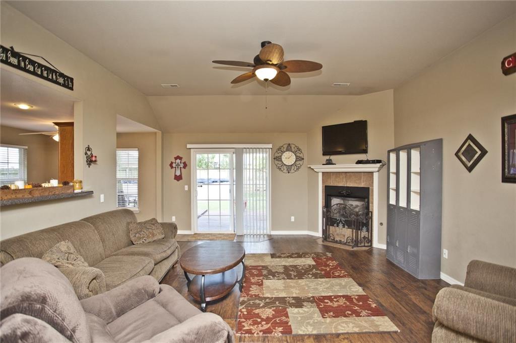 661 Walker St, Centerton, AR 72719 photo 4