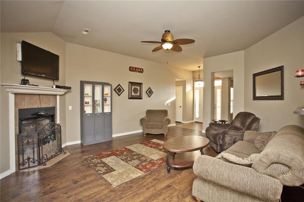 661 Walker St, Centerton, AR 72719 photo 3