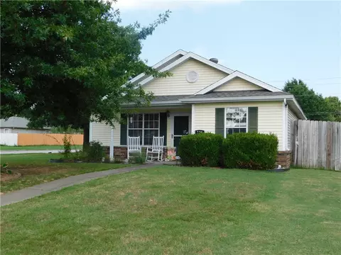 729 Hackberry St, Springdale, AR 72762 photo 4