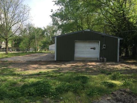 209 E 5th St, Grove, OK 74344 photo 4