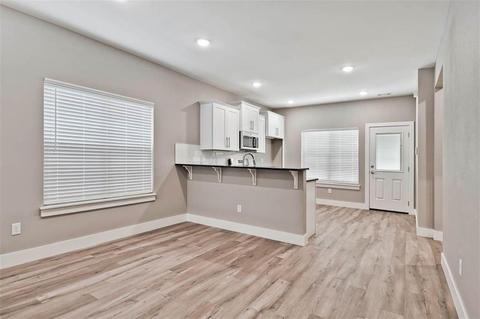 616 W Maple St, Rogers, AR 72756 photo 3