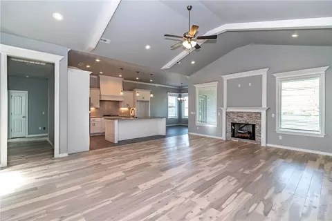 618 Malbec Rd, Springdale, AR 72762 photo 2