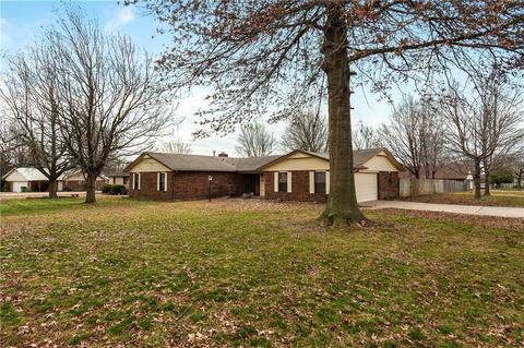 2001 Cardinal Dr, Springdale, AR 72764 photo 2