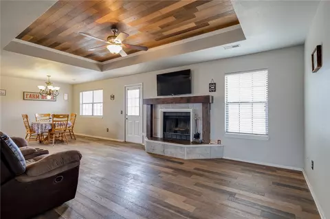 809 Michael St, Centerton, AR 72719 photo 2