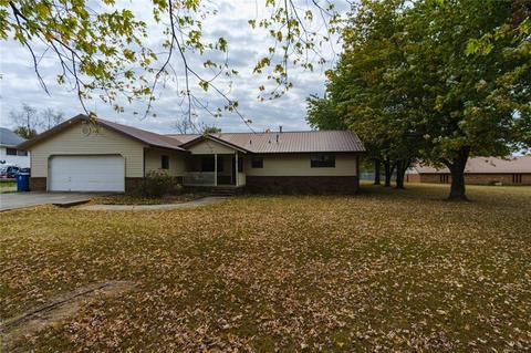 935 E Main St, Gentry, AR 72734 photo 1