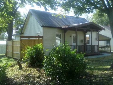 209 E 8th St, Pineville, MO 64856 photo 1