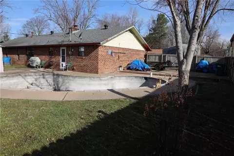 209 E Henson Ave, Springdale, AR 72764 photo 2