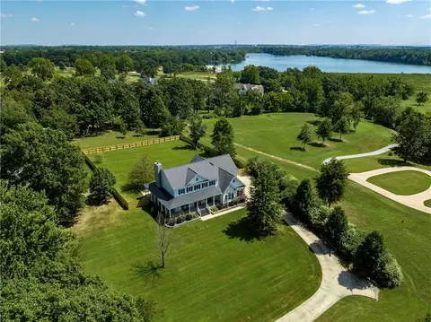 892 E Lake Rd, Springdale, AR 72762