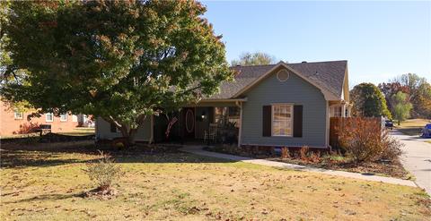 1117 N West End St, Springdale, AR 72764