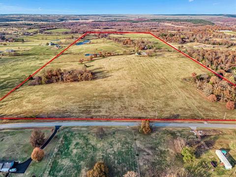 19615 Walker Rd, Siloam Springs, AR 72761