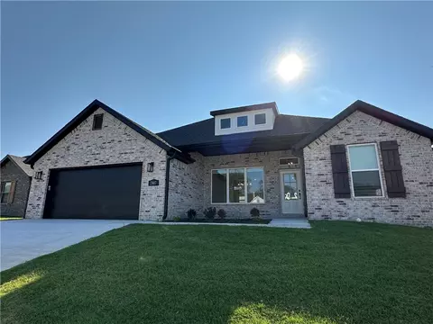 2807 S Angels Rd, Fayetteville, AR 72701