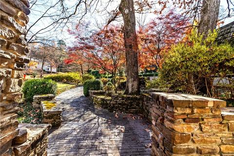 1079 N Tanglebriar Ln, Fayetteville, AR 72701