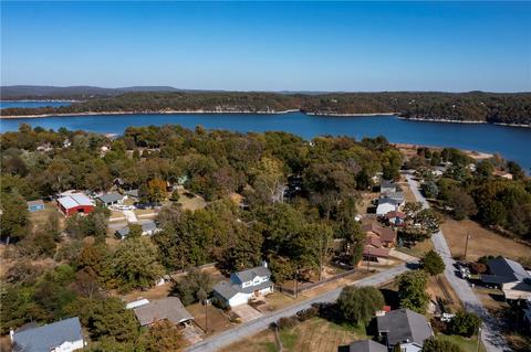 8288 Elm Ln, Rogers, AR 72756