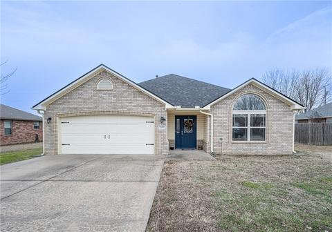 563 Red Oak St, Gentry, AR 72734