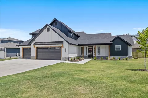 2633 Fairway Cir, Pea Ridge, AR 72751