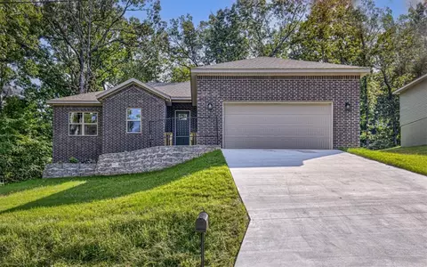 8 Leyland Dr, Bella Vista, AR 72714