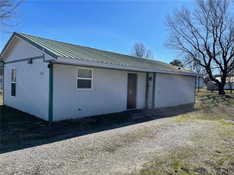 303 8th St, Green Forest, AR 72638