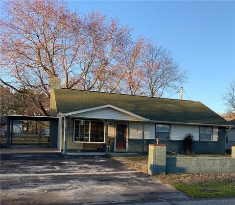 516 Arkansas St, Gentry, AR 72734
