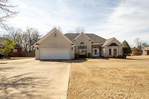 2835 Club Oak Dr, Fayetteville, AR 72701