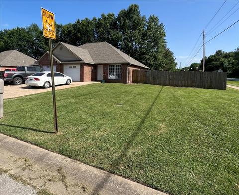 2720 A B Meridian Pl, Siloam Springs, AR 72761