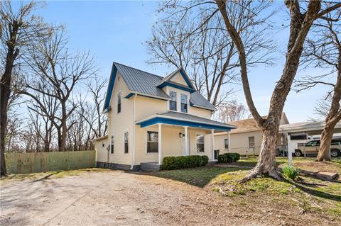 516 E Spring St, Rogers, AR 72756 photo 2