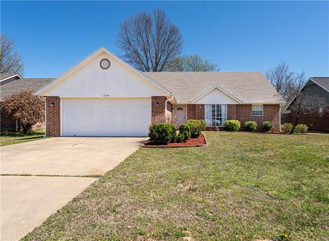 1209 N 34th St, Rogers, AR 72756