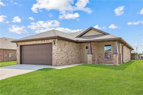 205 Post Oak Ave, Gentry, AR 72734