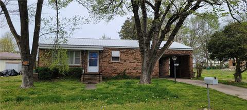 102 Walnut St, Green Forest, AR 72638