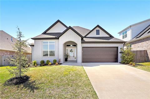 2749 Chapel Dr, Fayetteville, AR 72704