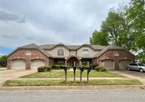 3086 E Cherokee Dr, Fayetteville, AR 72701