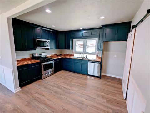 205 E 1st St, Gentry, AR 72734