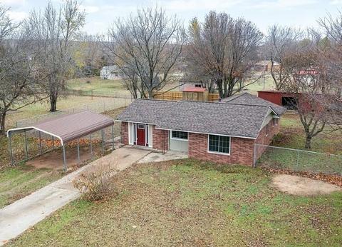 1102 Hilltop Dr, Henryetta, OK 74437