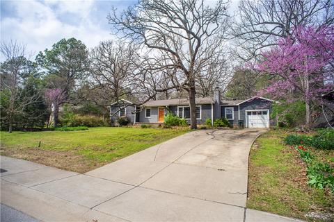 1530 Hotz Dr, Fayetteville, AR 72701