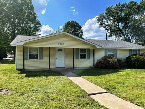 1202 Henegar Dr, Siloam Springs, AR 72761