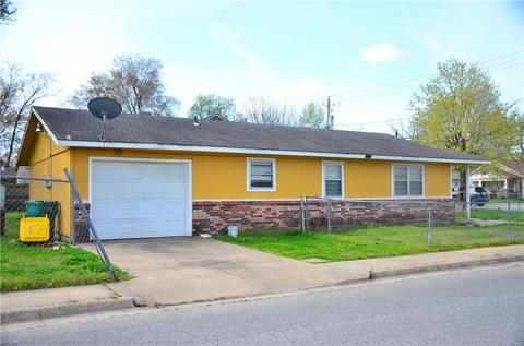 501 Park St, Springdale, AR 72764